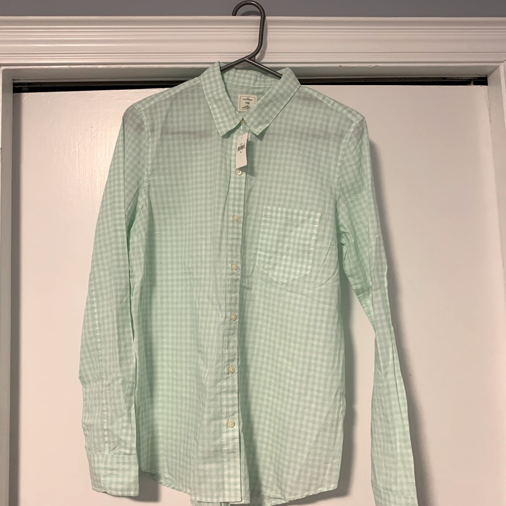 Gap shirt with a tag